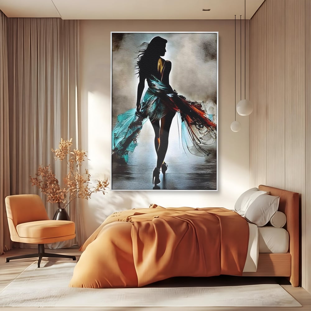 Tablou canvas cu tablou canvas cu silueta feminina si rochie fluida, in rama de aluminiu argintiu, pe perete intr-un dormitor